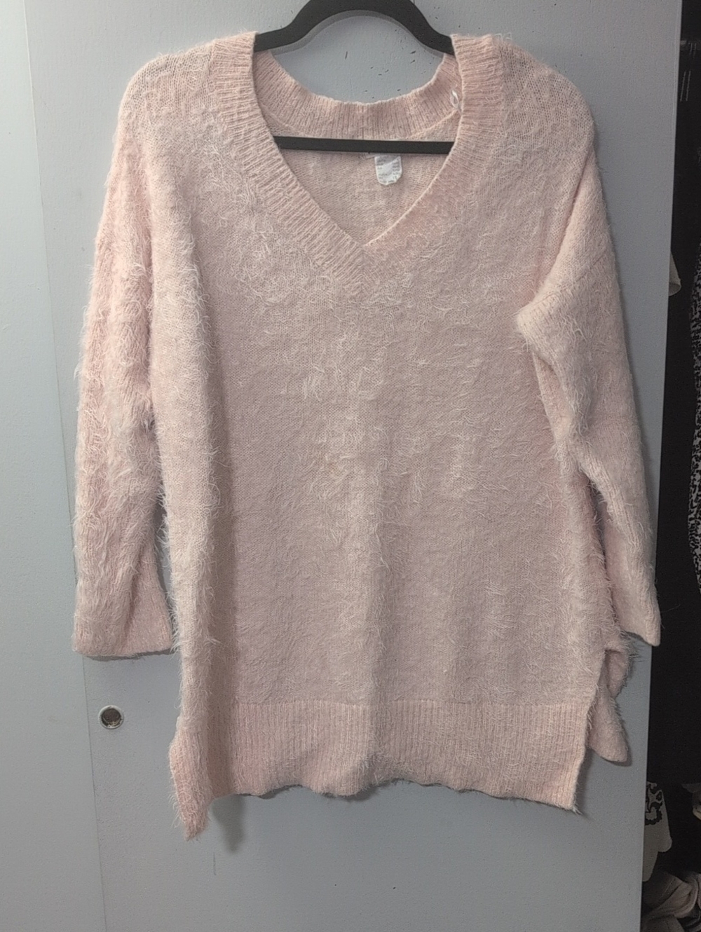 VENUS Fuzzy V-Neck Sweater in Blush Pink